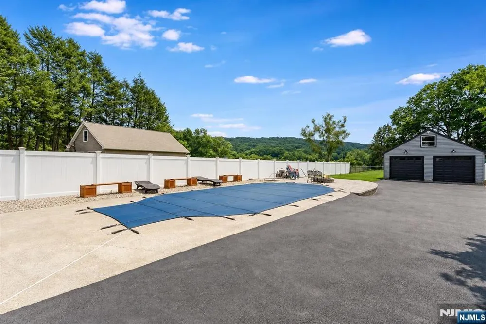 1074 Colfax Avenue Pompton Lakes, NJ 07442