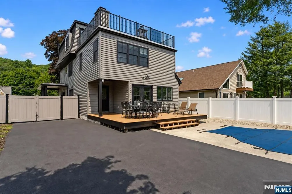 1074 Colfax Avenue Pompton Lakes, NJ 07442
