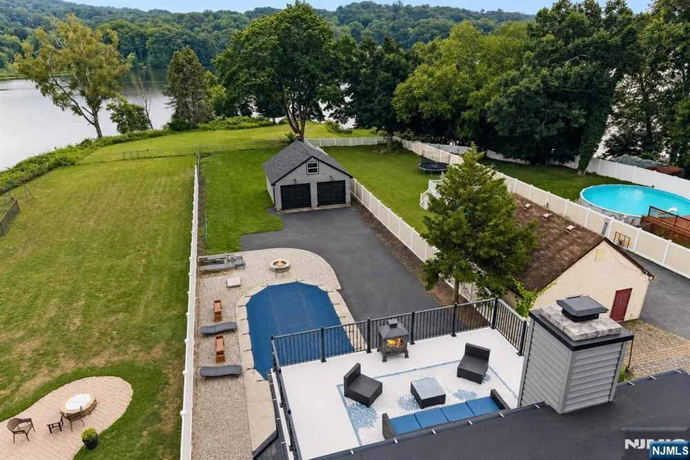 1074 Colfax Avenue Pompton Lakes, NJ 07442