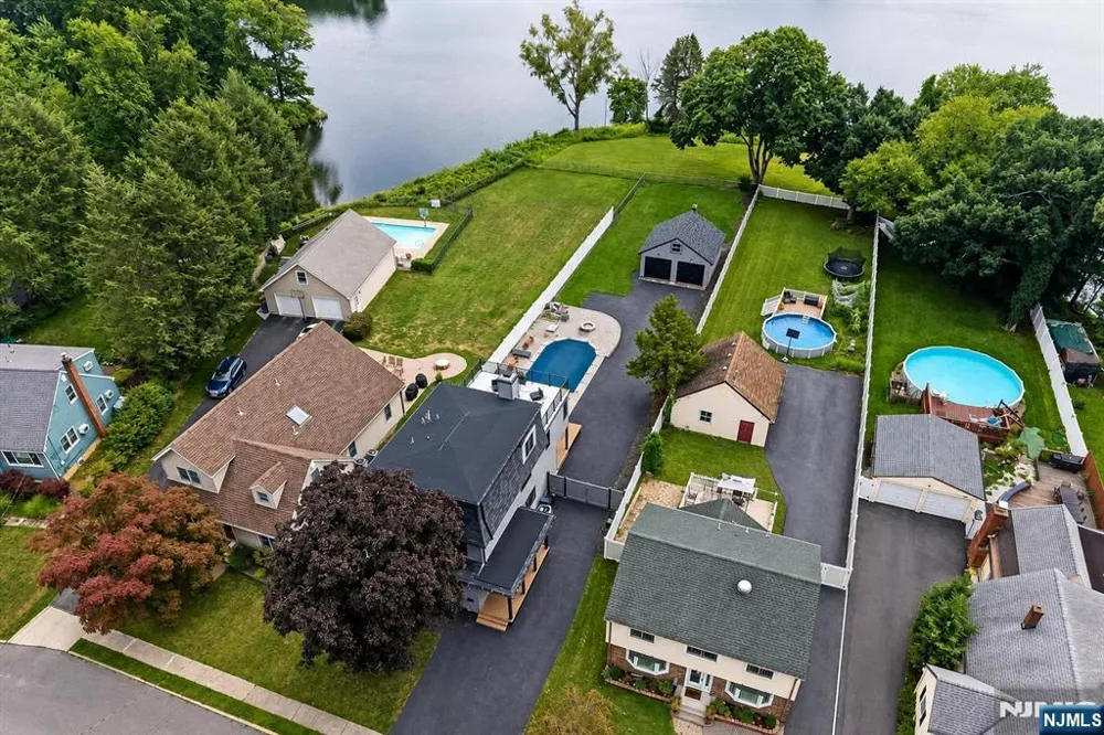 1074 Colfax Avenue Pompton Lakes, NJ 07442