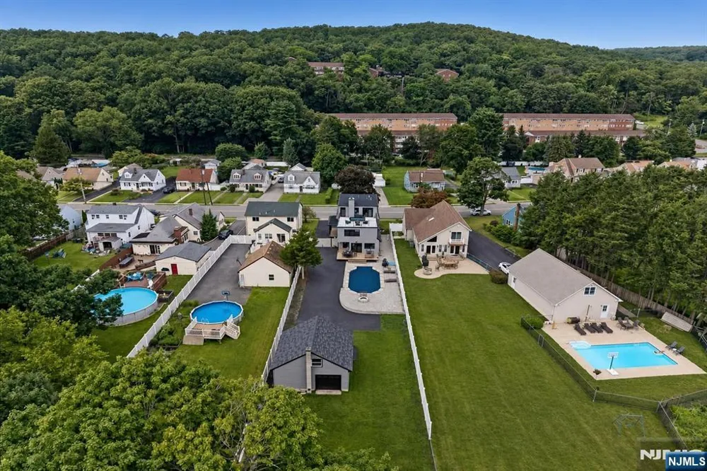 1074 Colfax Avenue Pompton Lakes, NJ 07442