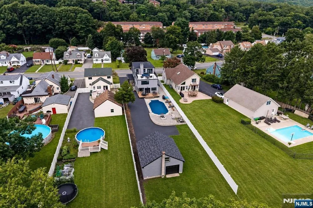 1074 Colfax Avenue Pompton Lakes, NJ 07442