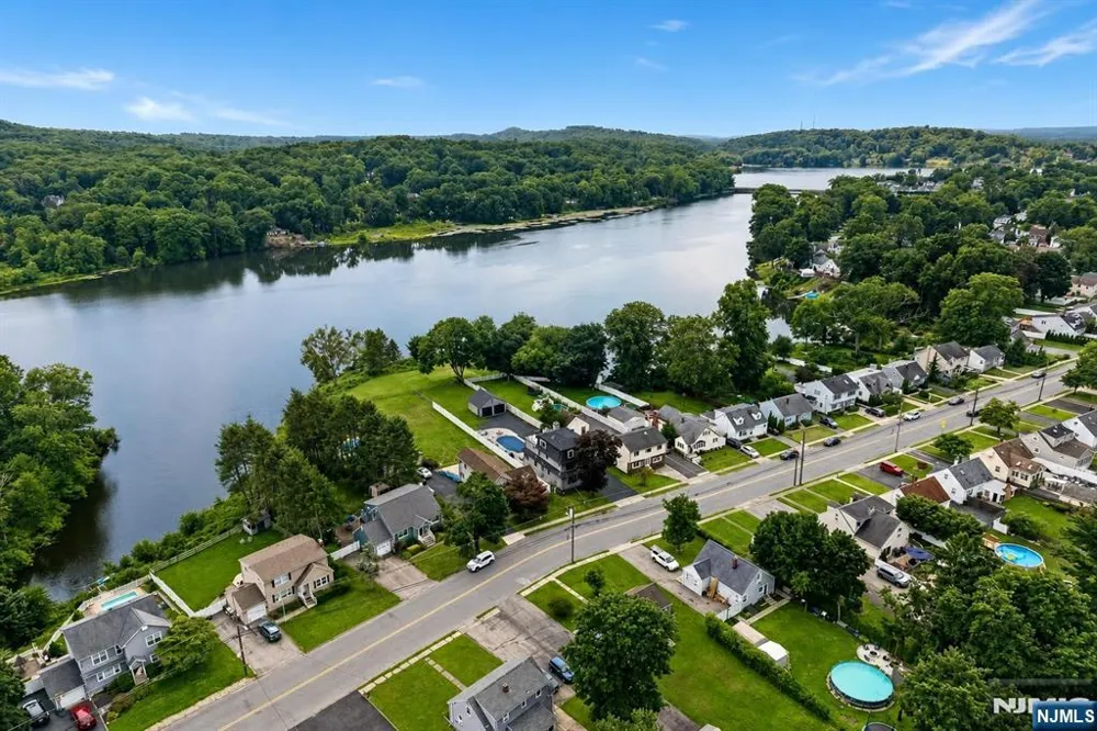 1074 Colfax Avenue Pompton Lakes, NJ 07442