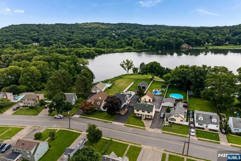 1074 Colfax Avenue Pompton Lakes, NJ 07442