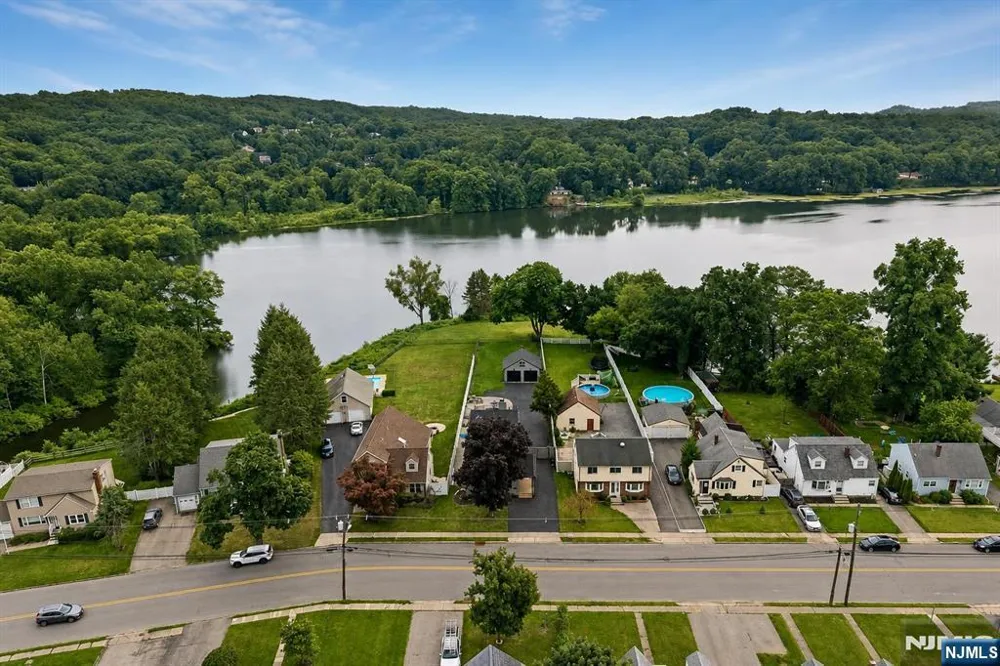 1074 Colfax Avenue Pompton Lakes, NJ 07442