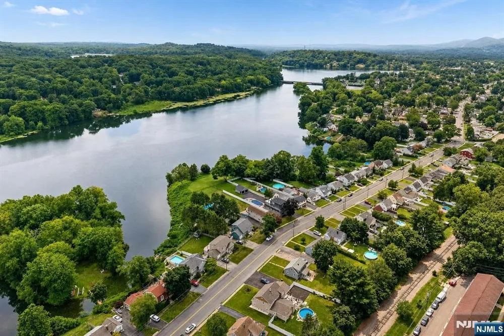 1074 Colfax Avenue Pompton Lakes, NJ 07442