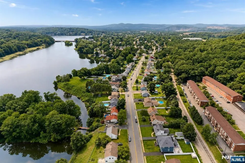 1074 Colfax Avenue Pompton Lakes, NJ 07442
