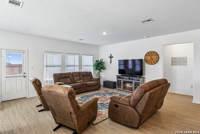 5801 MUSQUIZ RDG Seguin, TX 78155