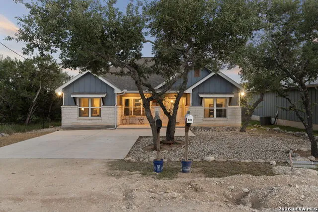 986 PARADISE DR Canyon Lake, TX 78133