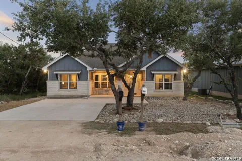 986 PARADISE DR