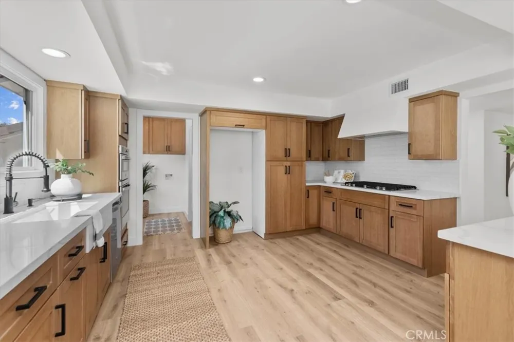 12042 Davenport Los Alamitos, CA 90720