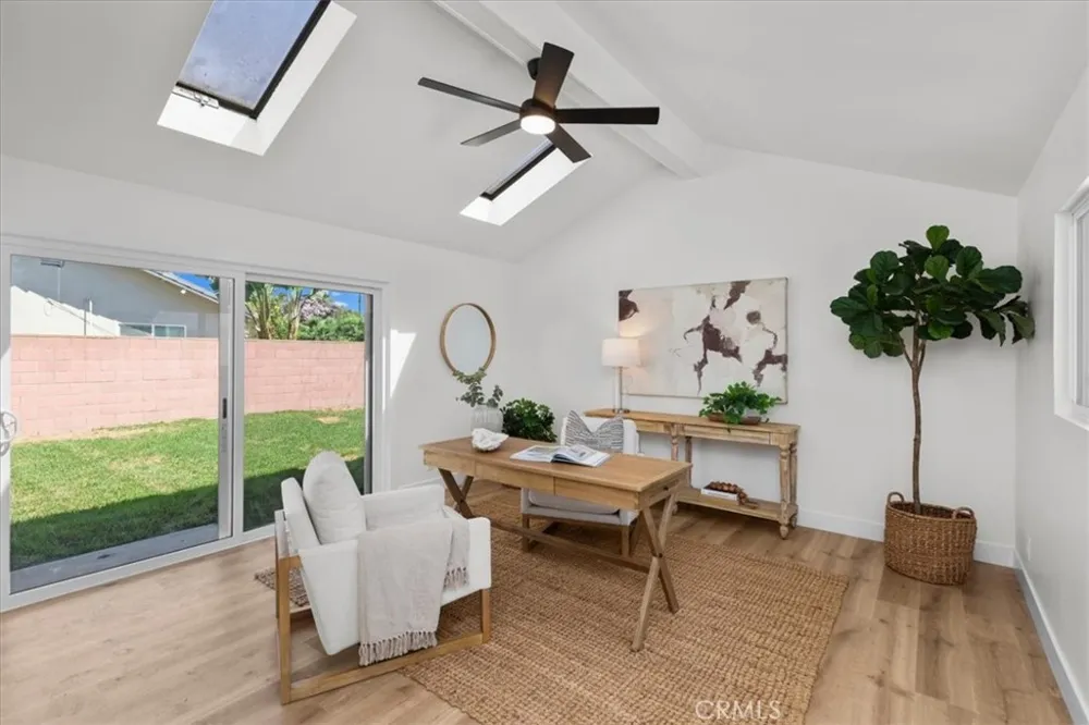 12042 Davenport Los Alamitos, CA 90720