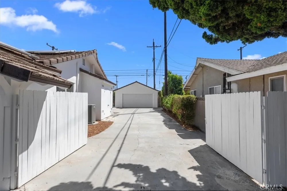 12042 Davenport Los Alamitos, CA 90720