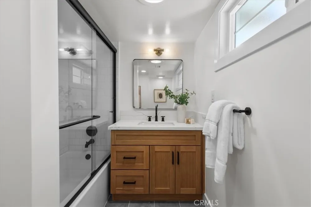 12042 Davenport Los Alamitos, CA 90720