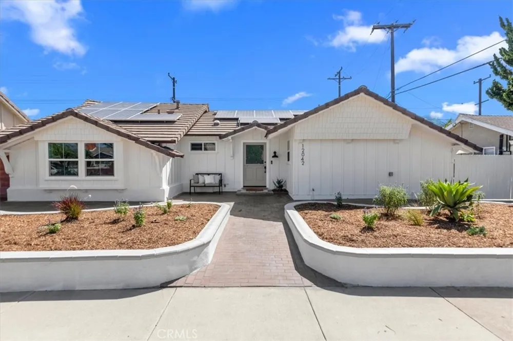 12042 Davenport Los Alamitos, CA 90720