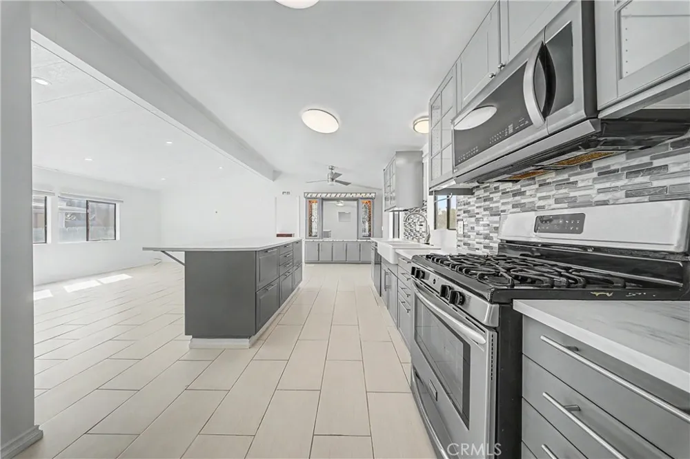 2545 E Avenue I #17 Lancaster, CA 93535