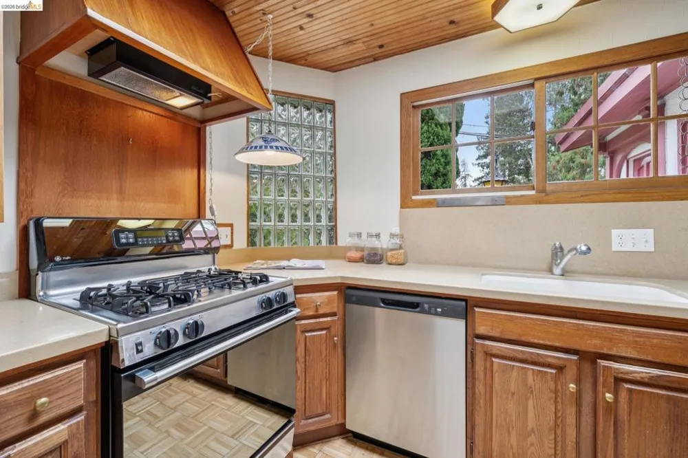 19 Sunset Dr Kensington, CA 94707