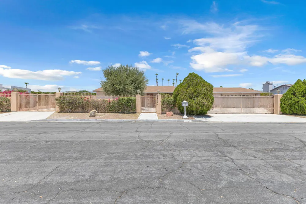 1880 Sharon Road Palm Springs, CA 92262