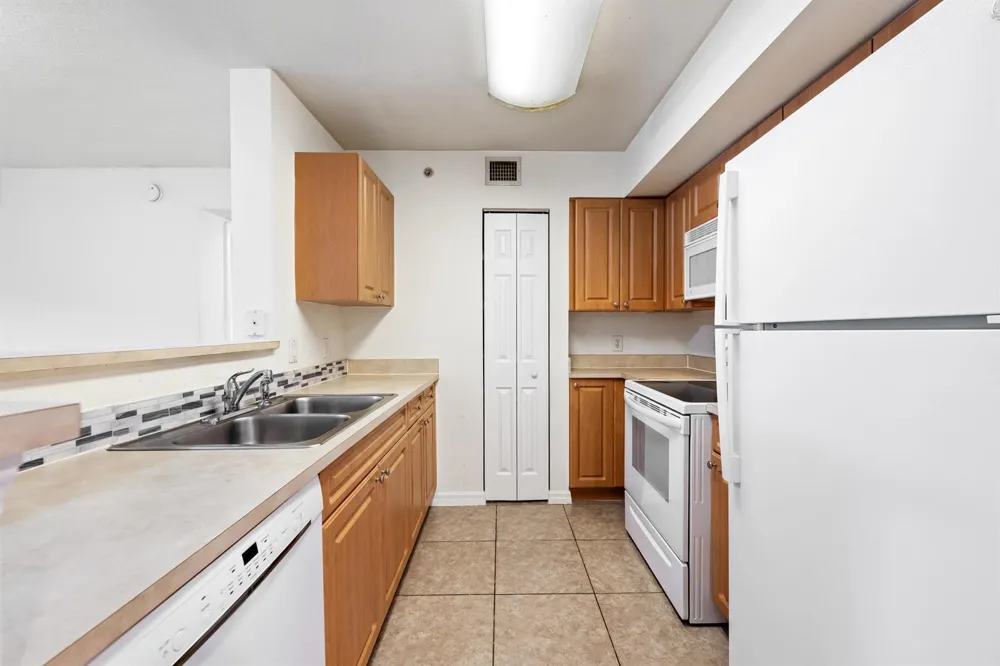 6777 HERITAGE GRANDE #1105 Boynton Beach, FL 33437
