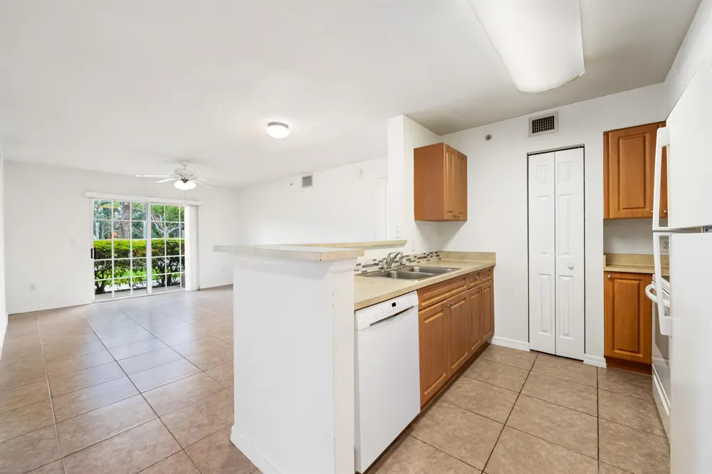 6777 HERITAGE GRANDE #1105 Boynton Beach, FL 33437