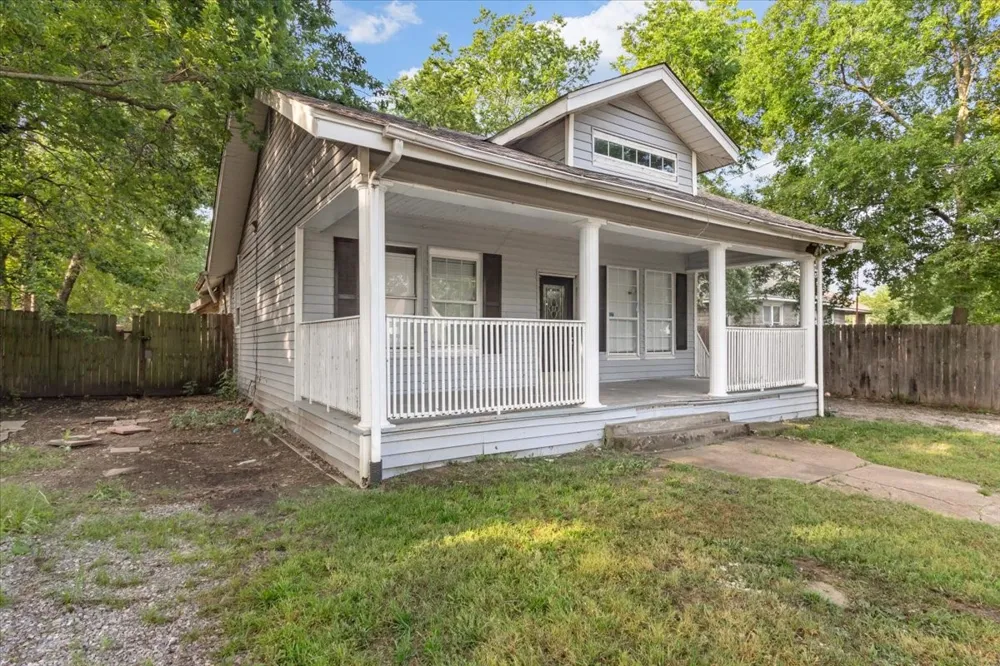1010 E Cherry Street Sherman, TX 75090