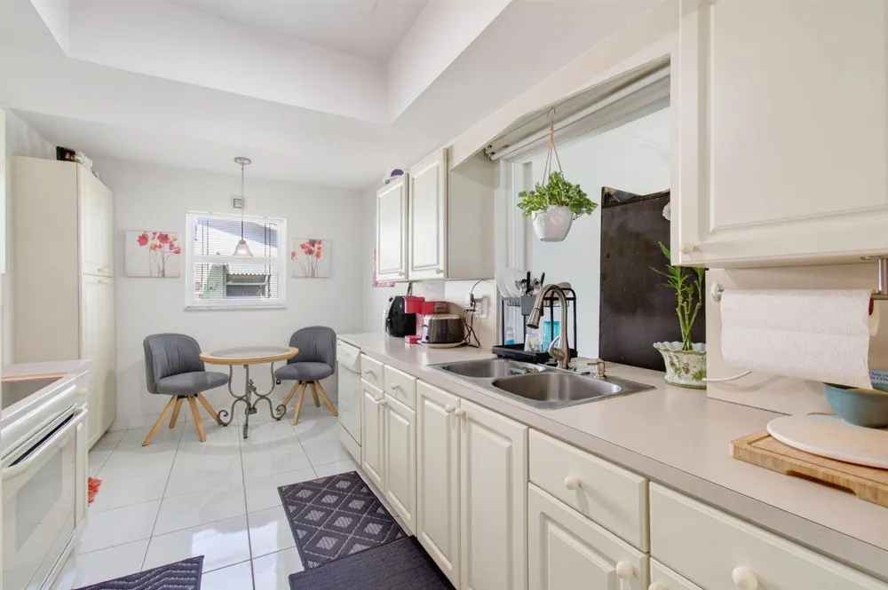 2377 SW 8TH AVENUE Boynton Beach, FL 33426