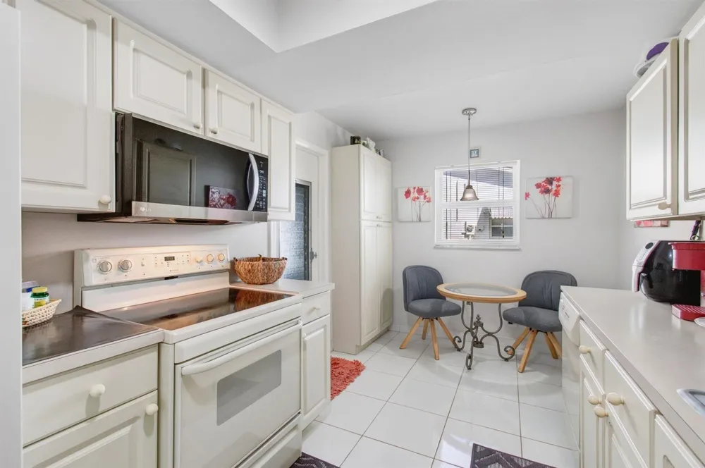 2377 SW 8TH AVENUE Boynton Beach, FL 33426