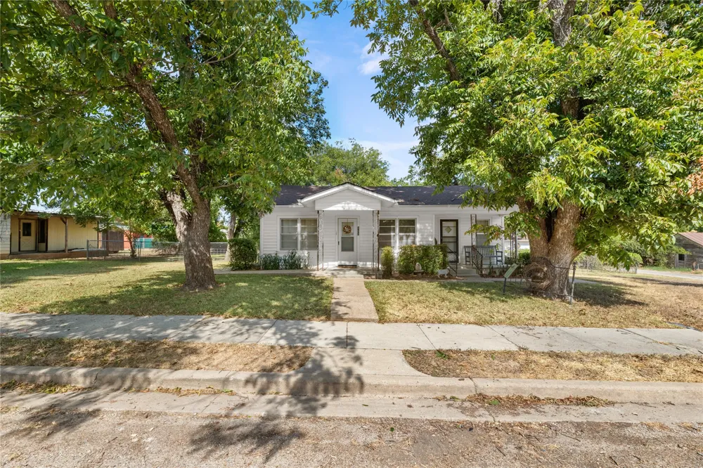 207 S Erath Meridian, TX 76665