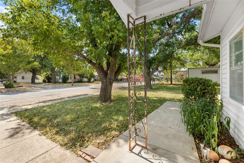 207 S Erath Meridian, TX 76665
