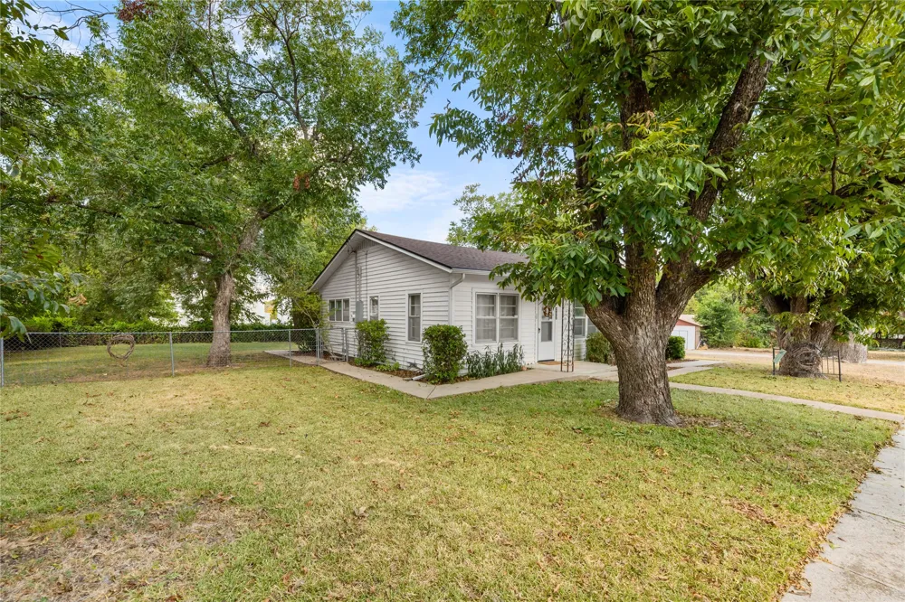 207 S Erath Meridian, TX 76665