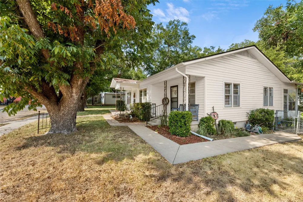 207 S Erath Meridian, TX 76665