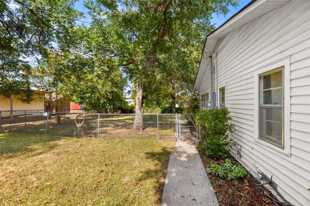 207 S Erath Meridian, TX 76665