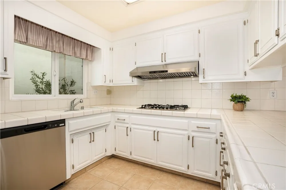 26807 Circle Of The Oaks Newhall, CA 91321