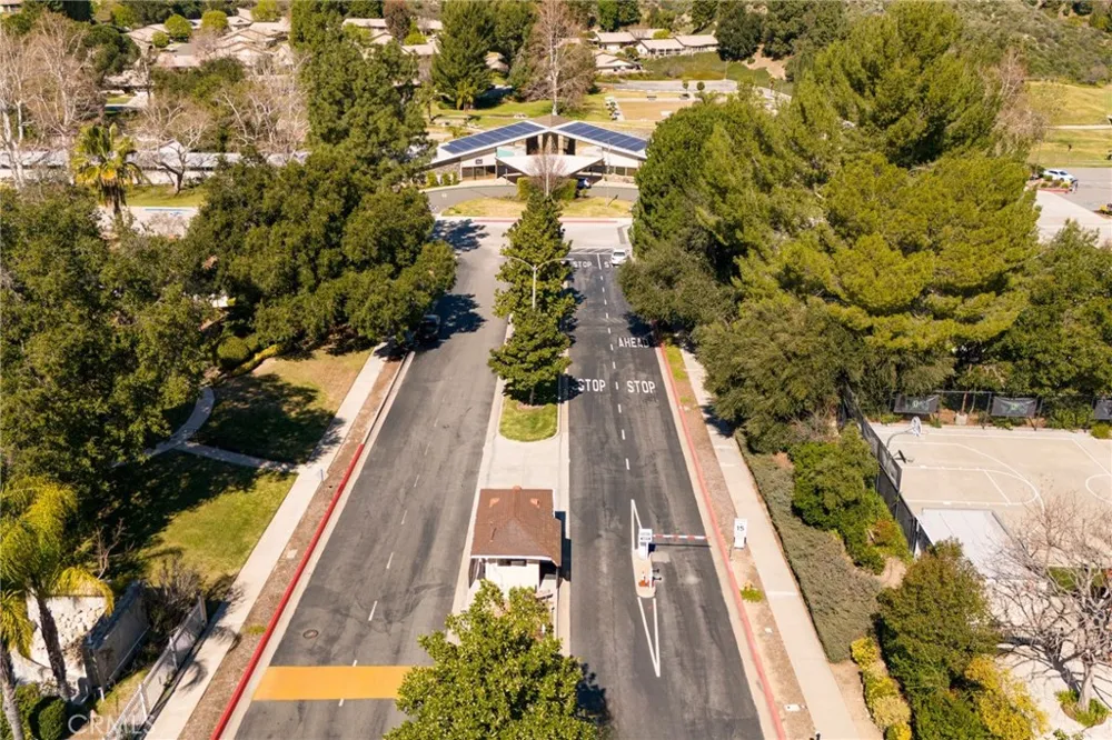 26807 Circle Of The Oaks Newhall, CA 91321