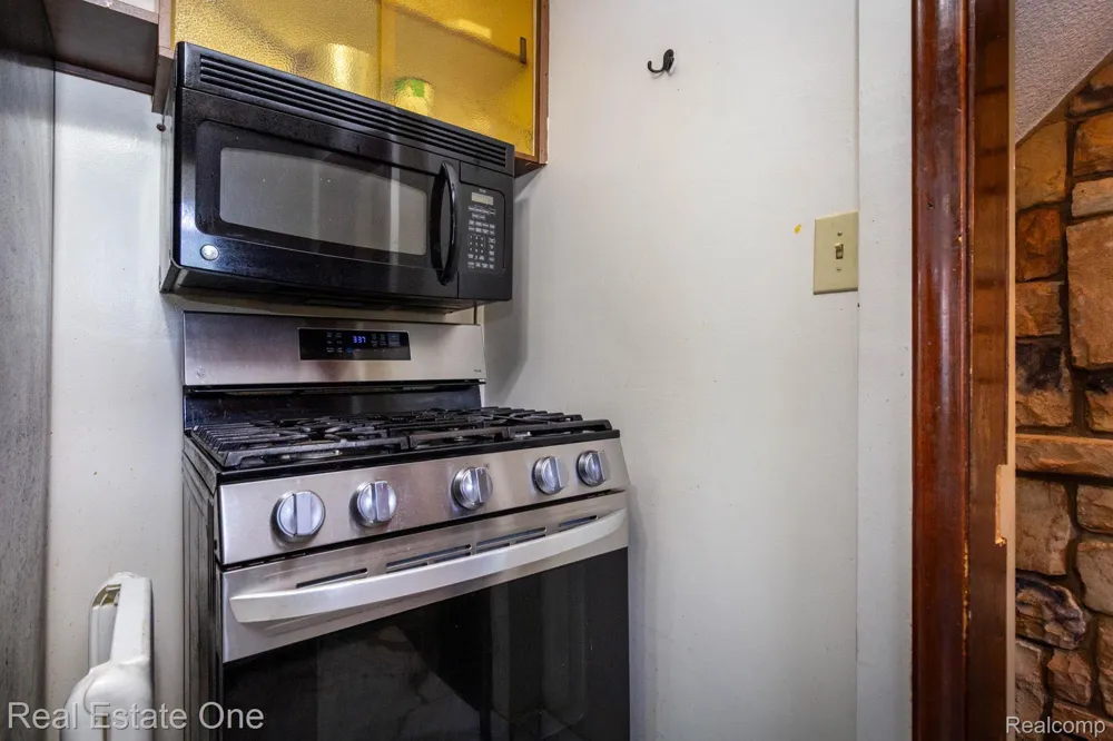 1977 Markese Avenue Lincoln Park City, MI 48146