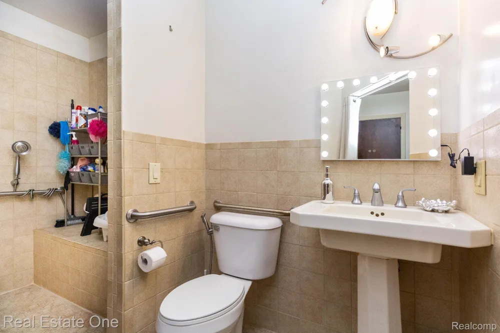 1977 Markese Avenue Lincoln Park City, MI 48146