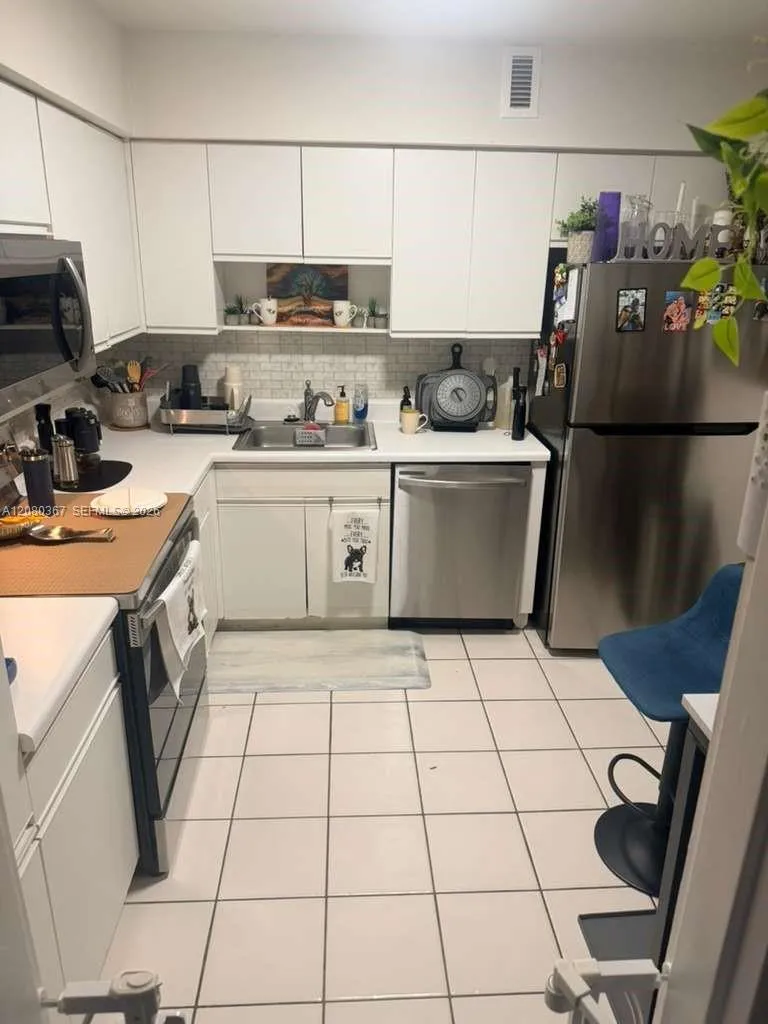 5700 Collins Ave #8M Miami Beach, FL 33140
