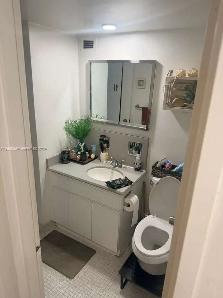 5700 Collins Ave #8M Miami Beach, FL 33140
