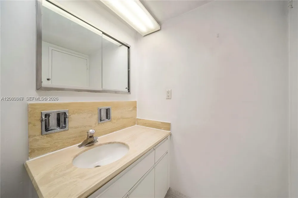 5700 Collins Ave #8M Miami Beach, FL 33140