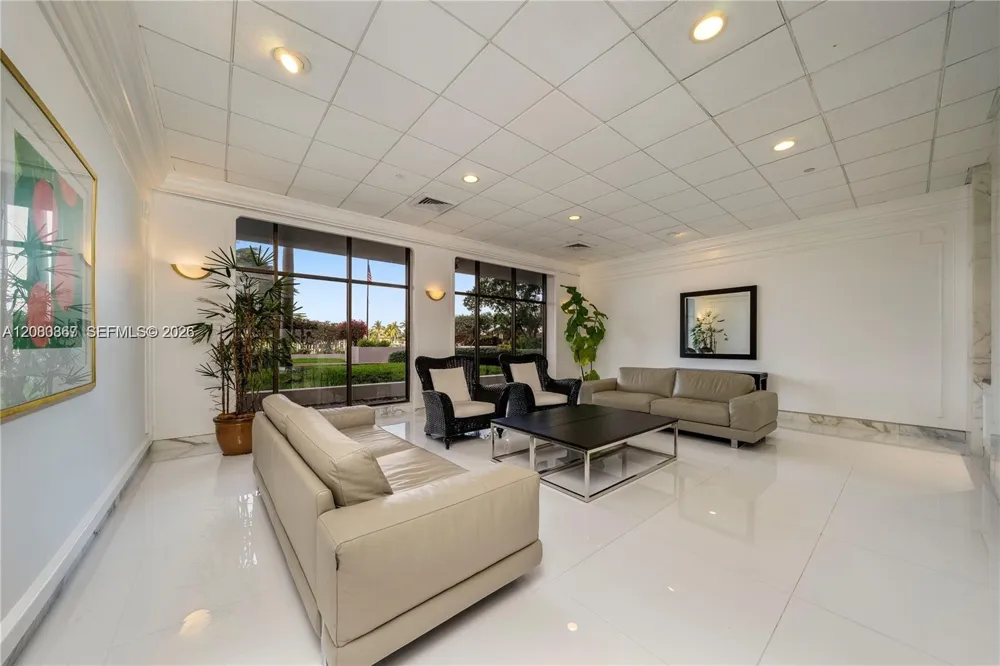 5700 Collins Ave #8M Miami Beach, FL 33140