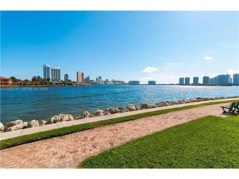 19101 NE 36th Ct #1704 Aventura, FL 33180