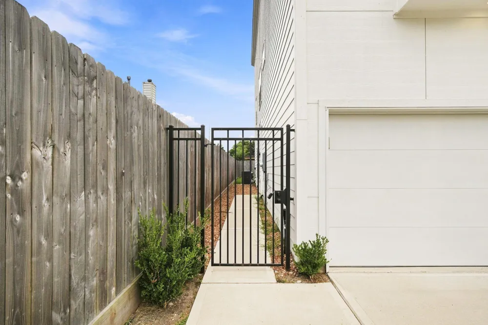 3542 Amos Street #F Houston, TX 77021