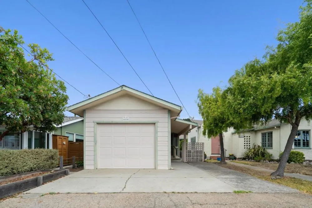 4855 Crystal Street Capitola, CA 95010