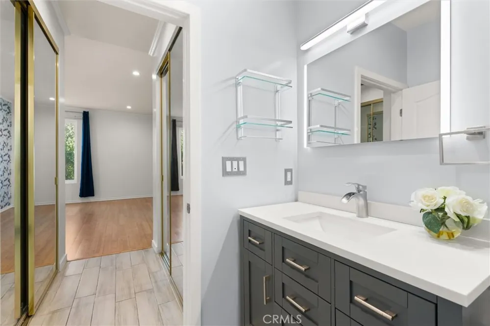 11225 Peach Grove #203 North Hollywood, CA 91601