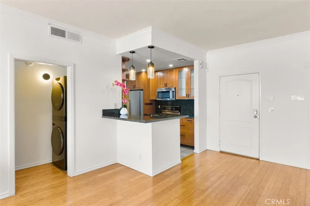 11225 Peach Grove #203 North Hollywood, CA 91601