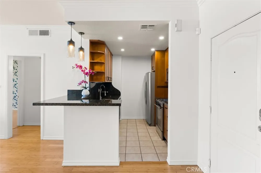 11225 Peach Grove #203 North Hollywood, CA 91601