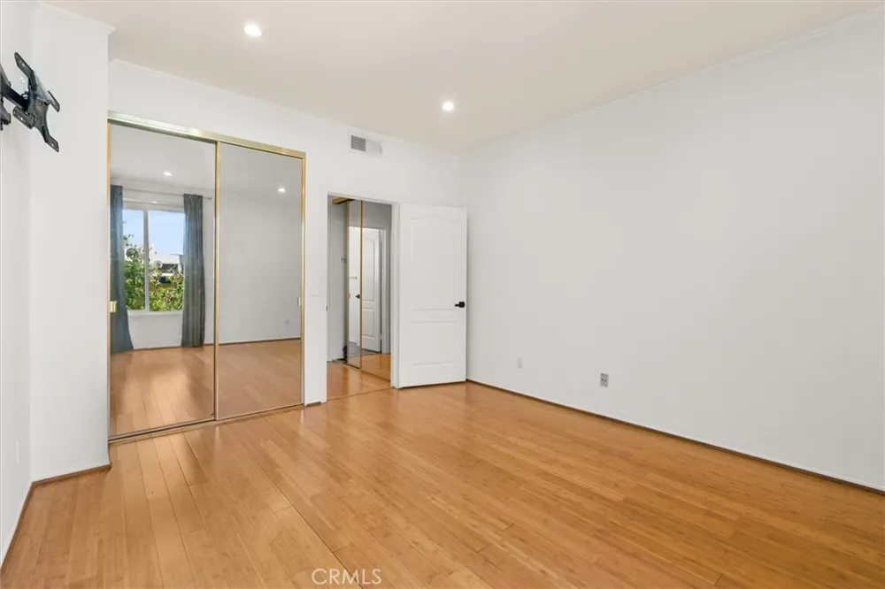 11225 Peach Grove #203 North Hollywood, CA 91601