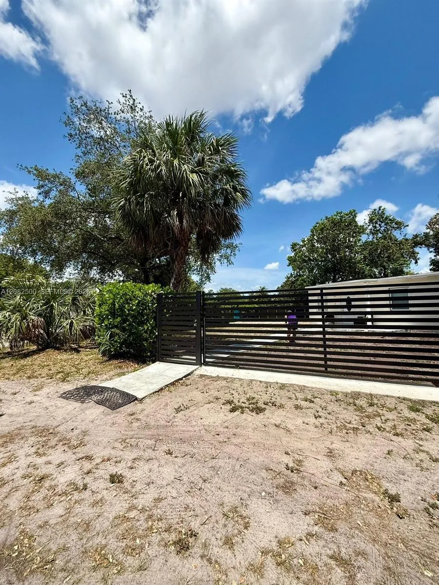 12801 Westview Dr Miami, FL 33167