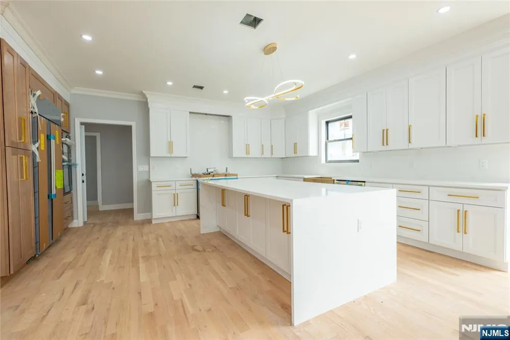 412 Gregory Road Paramus, NJ 07652