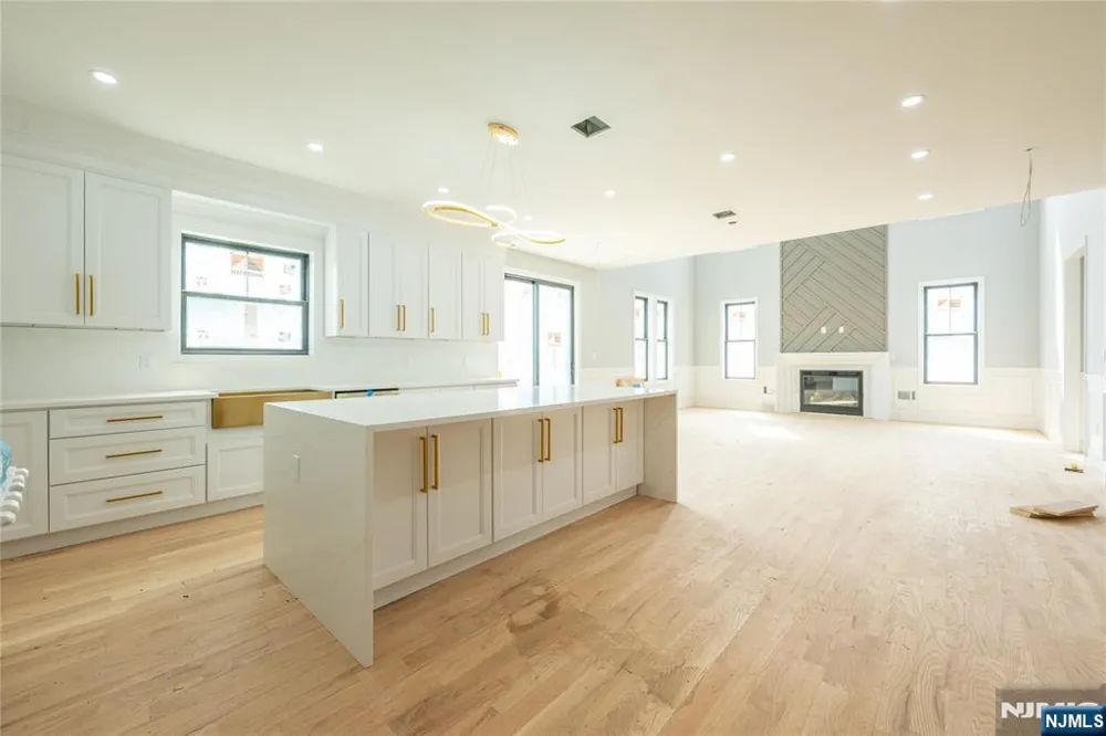 412 Gregory Road Paramus, NJ 07652
